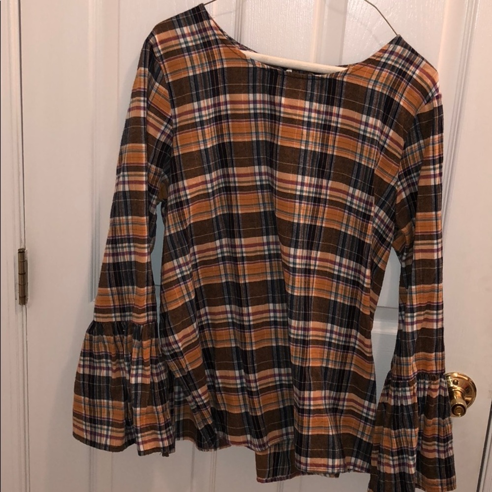 Cute bell sleeved plaid top
